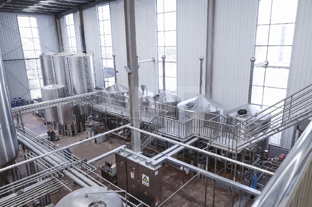 酒廠5萬噸生產精釀啤酒的大型設備機器